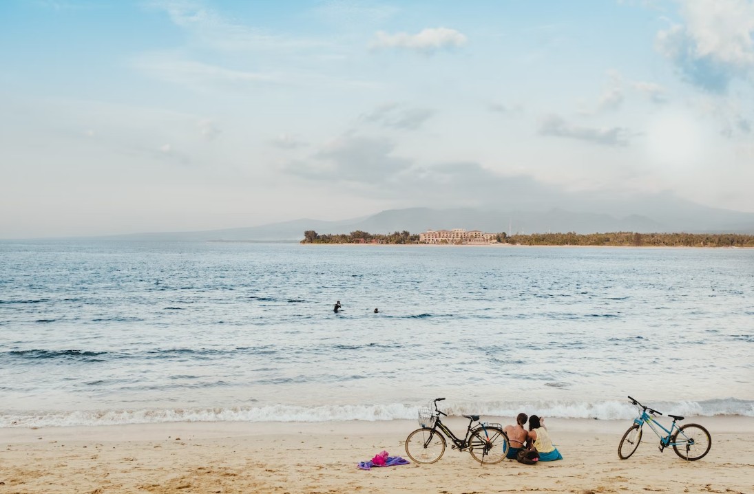 ζευγάρια στην παραλία με ποδήλατο
