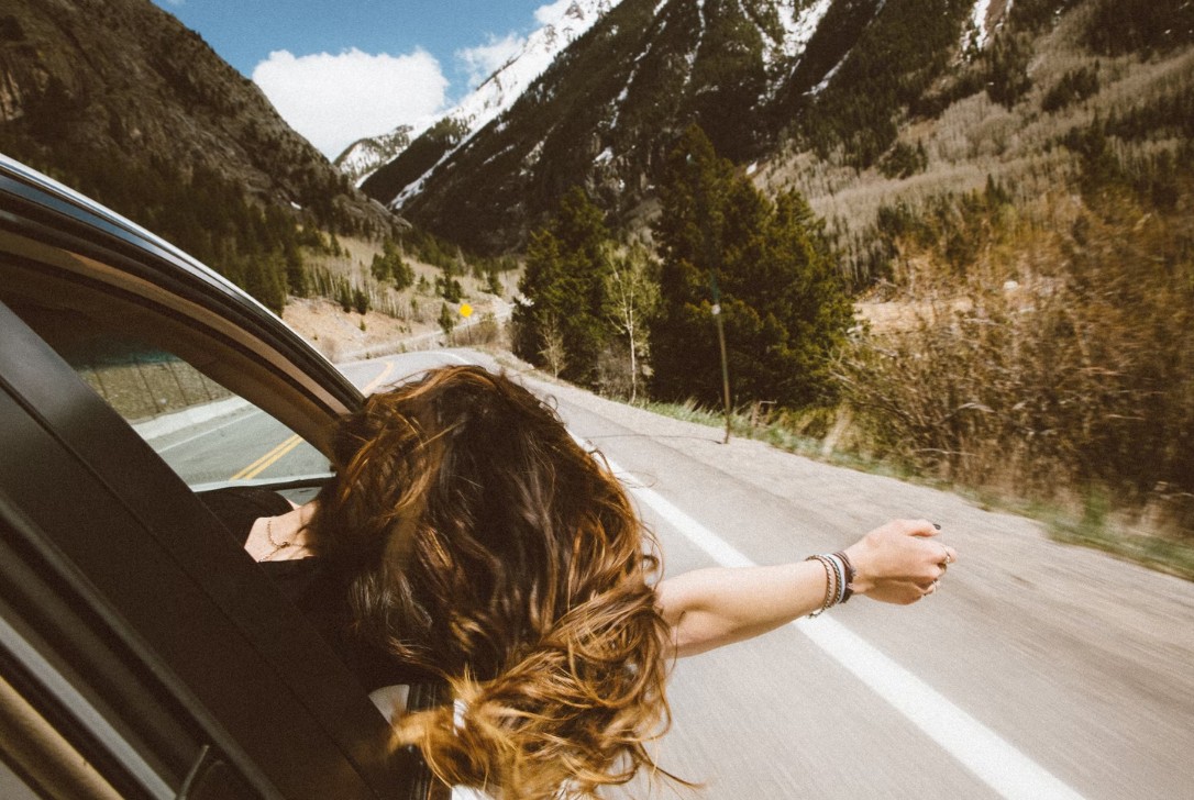 wanita mengemudi di jalan pegunungan