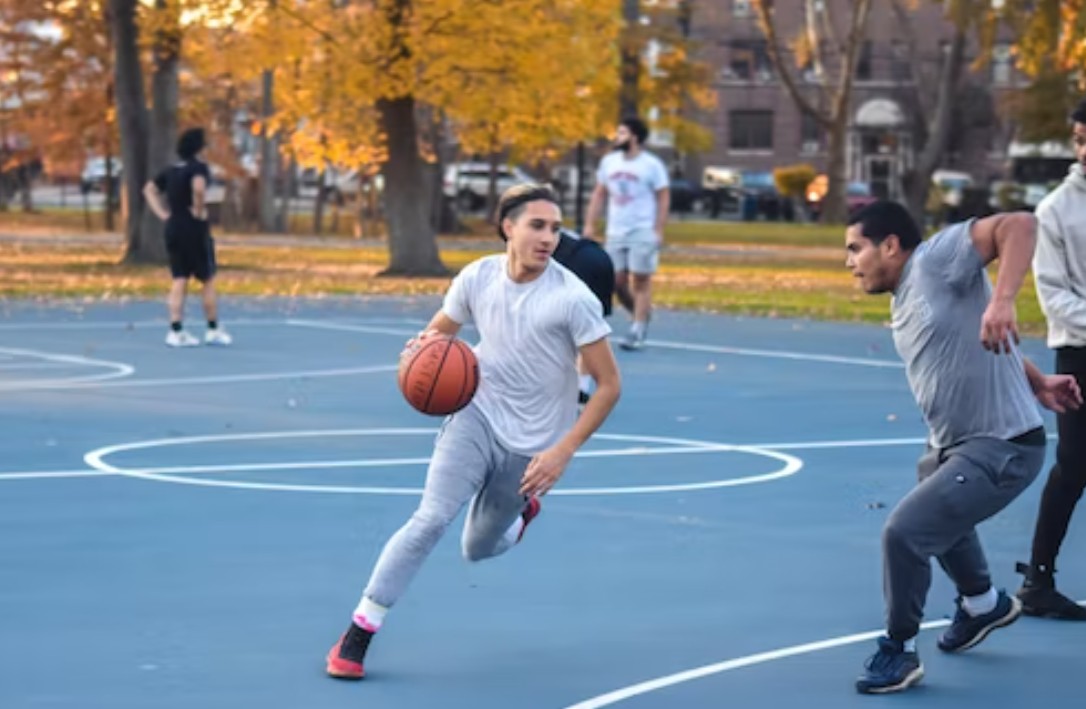 صبي يلعب كرة السلة مع صديق