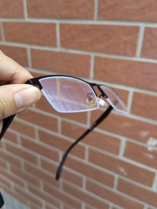 voir des lunettes pour daltoniens avec des lentilles de couleur bleue sous différents angles 