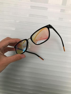 se farveblinde brilleglas med rød farve i forskellige vinkler 