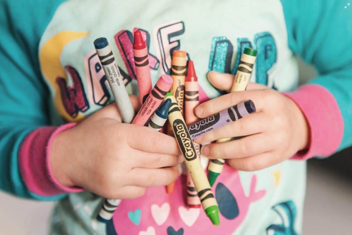 i bambini tengono in mano la penna a colori