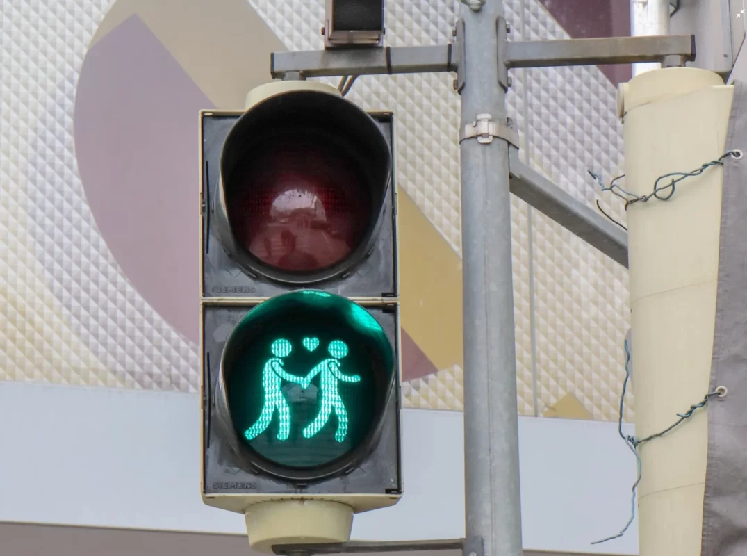 segnale stradale per autisti daltonici a Singpore